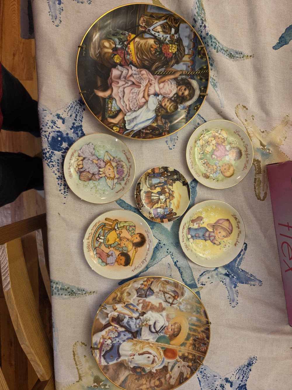 Decorative Collectible Wall Plates - Vintage Illustration Set in Multiple Colors
